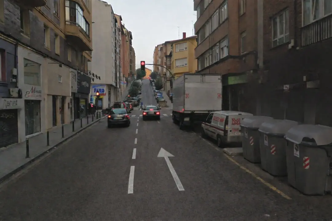 Varios coches pasan por una de las calles que se cortaran. / A.E