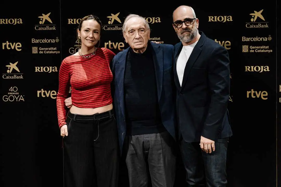 Los presentadores de la 40&ordf; edici&oacute;n de los Premios Goya, Luis Tosar (d) y Rigoberta Bandini (i), junto con el director de la Academia de Cine, Fernando M&eacute;ndez-Leite (c). / Carlos Luj&aacute;n / Archivo
