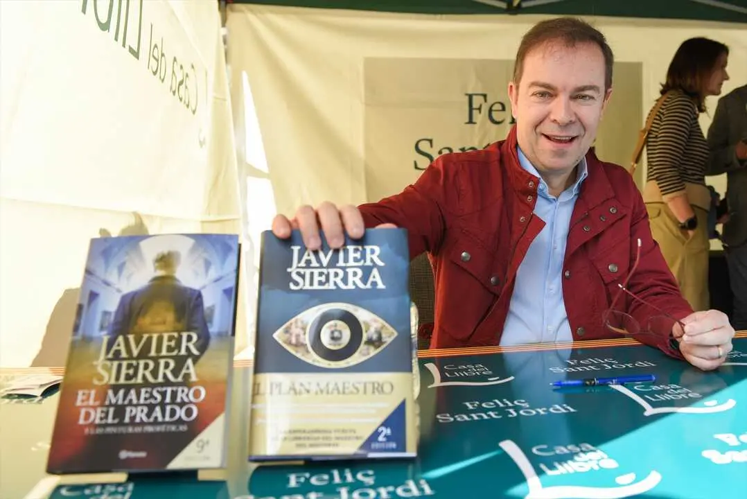 El escritor Javier Sierra posa con uno de sus ejemplares. / Alberto Paredes / Archivo