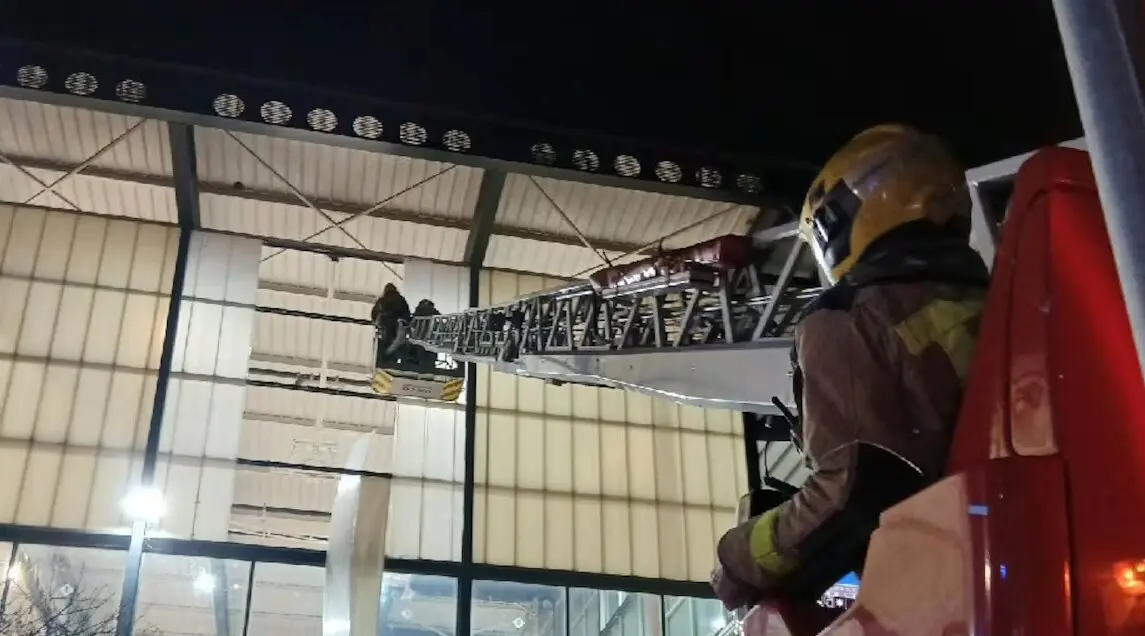 Cinco personas han muerto en un incendio en un bloque de pisos de la localidad barcelonesa de Manileu, seg&uacute;n han informado los Bomberos de la Generalitat.
Otras cuatro personas han resultado heridas leves en el incendio, que se ha producido en un edificio de la calle Montseny de Manlleu.
