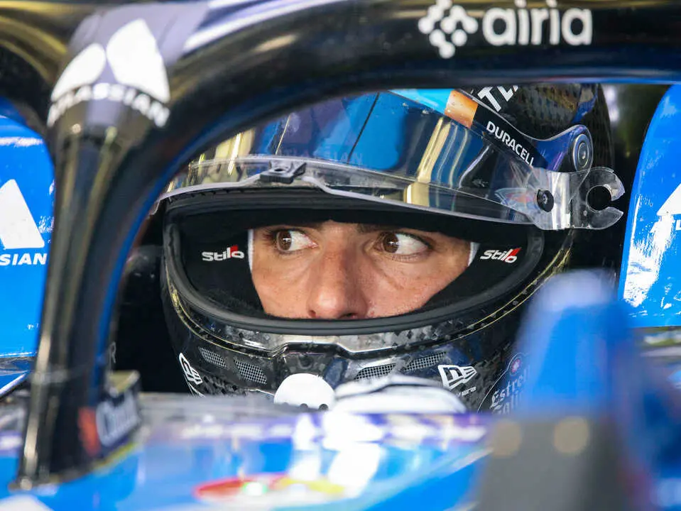 Carlos Sainz, durante los test de pretemporada en Bahr&eacute;in al volante del FW48. / EP