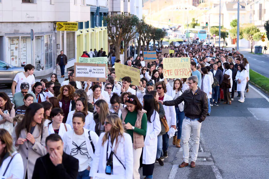 Decenas de m&eacute;dicos durante una concentraci&oacute;n convocada por el Sindicato M&eacute;dico contra el Estatuto Marco propuesto por el Ministerio de Sanidad. / EP