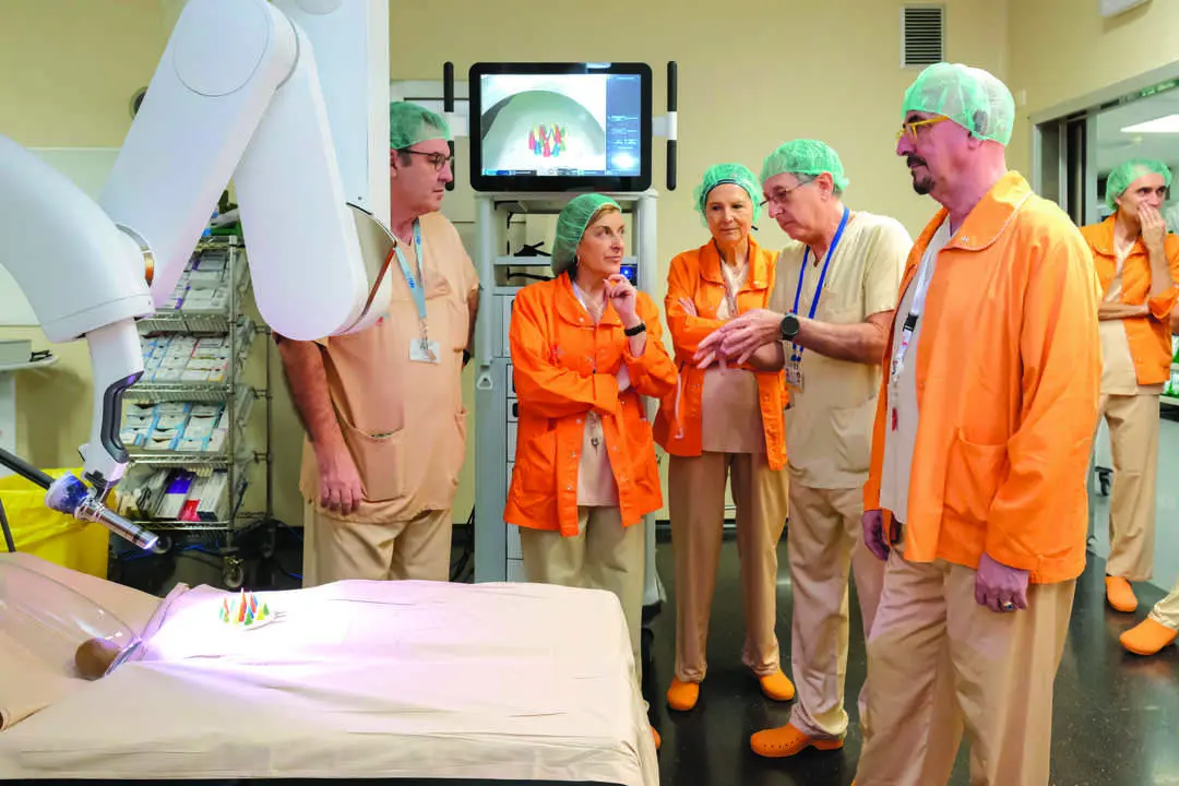 La presidenta de Cantabria, Mar&iacute;a Jos&eacute; S&aacute;enz de Buruaga, durante su visita al nuevo robot Da Vinci SP en el &aacute;rea quir&uacute;rgica de Valdecilla. / a.e