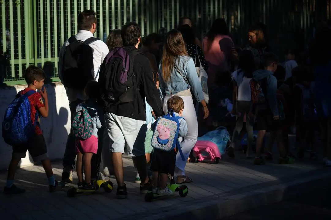 Ni&ntilde;os y padres hacen cola para entrar al colegio el primer d&iacute;a. / EP