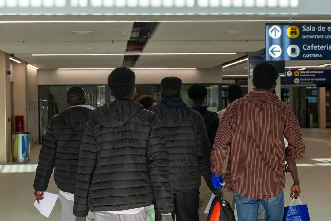 Varias personas a la salida del Centro de Estancia Temporal de Inmigrantes. / EP