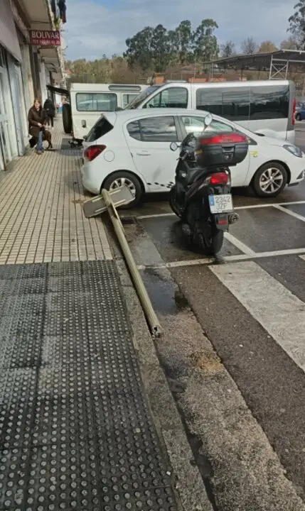 Permanece ca&iacute;da en plena v&iacute;a p&uacute;blica desde hace d&iacute;as sin que el Ayuntamiento haya actuado. / Torrelavega se mueve