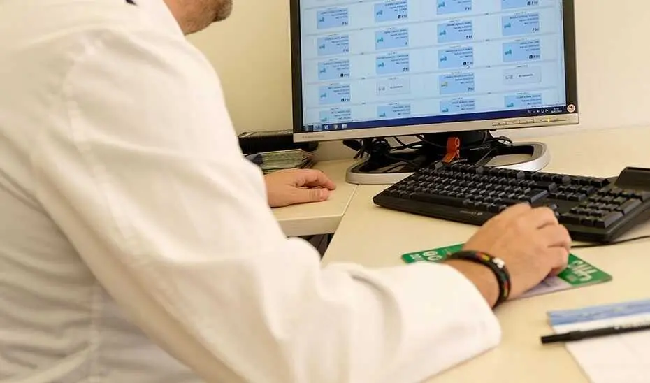 M&eacute;dico de atenci&oacute;n primaria en consulta. / EP