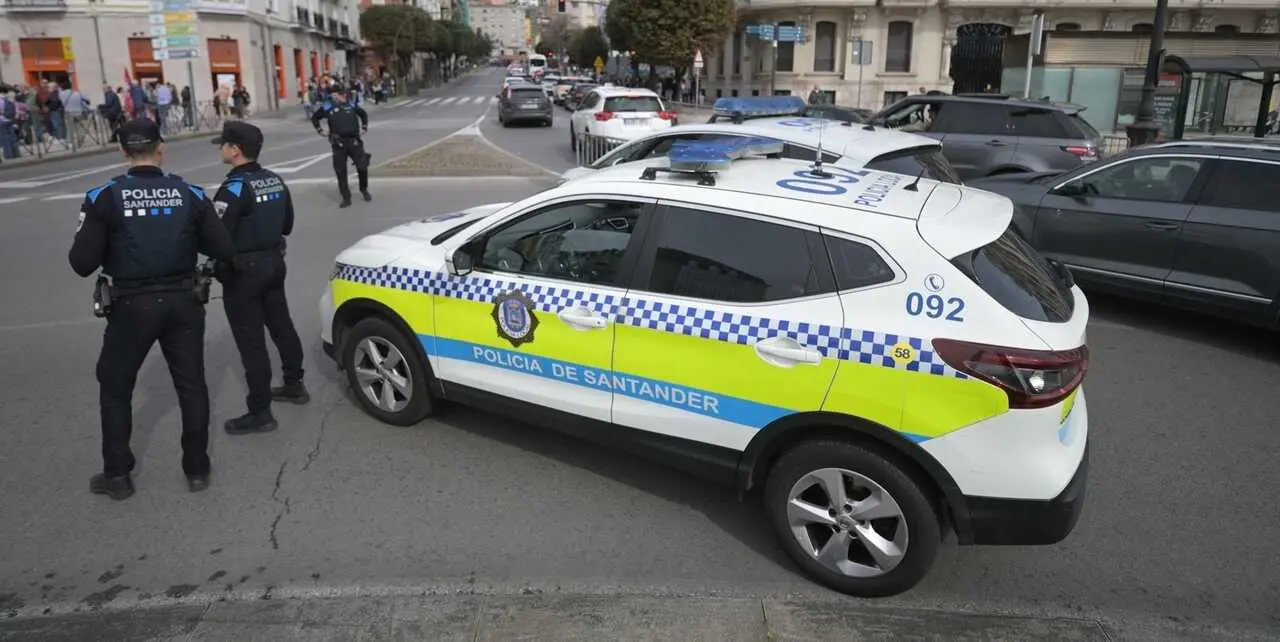 Varios agentes de la Polic&iacute;a Local de Santander./ EP