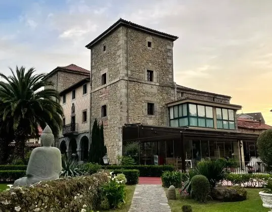 Vista exterior del hotel. / AKLA HOTEL PALACIO TORRE DE RUESGA