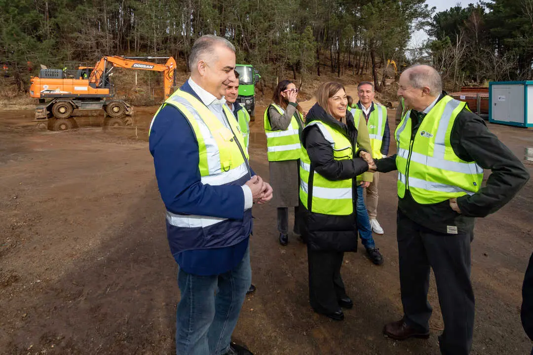 La presidenta de Cantabria, Mar&iacute;a Jos&eacute; S&aacute;enz de Buruaga, asiste al inicio de las obras de restauraci&oacute;n ambiental del Dique 27. / Alerta