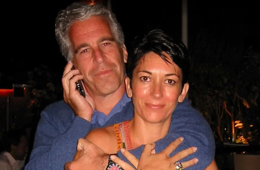 Jeffrey Epstein y Ghislaine Maxwell se abrazan. / EP