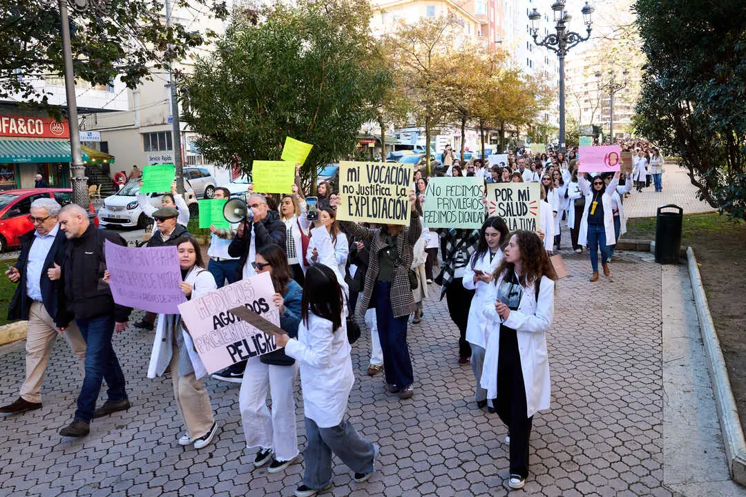 Decenas de m&eacute;dicos durante una concentraci&oacute;n convocada por el Sindicato M&eacute;dico contra el Estatuto Marco propuesto por el Ministerio de Sanidad. / EP