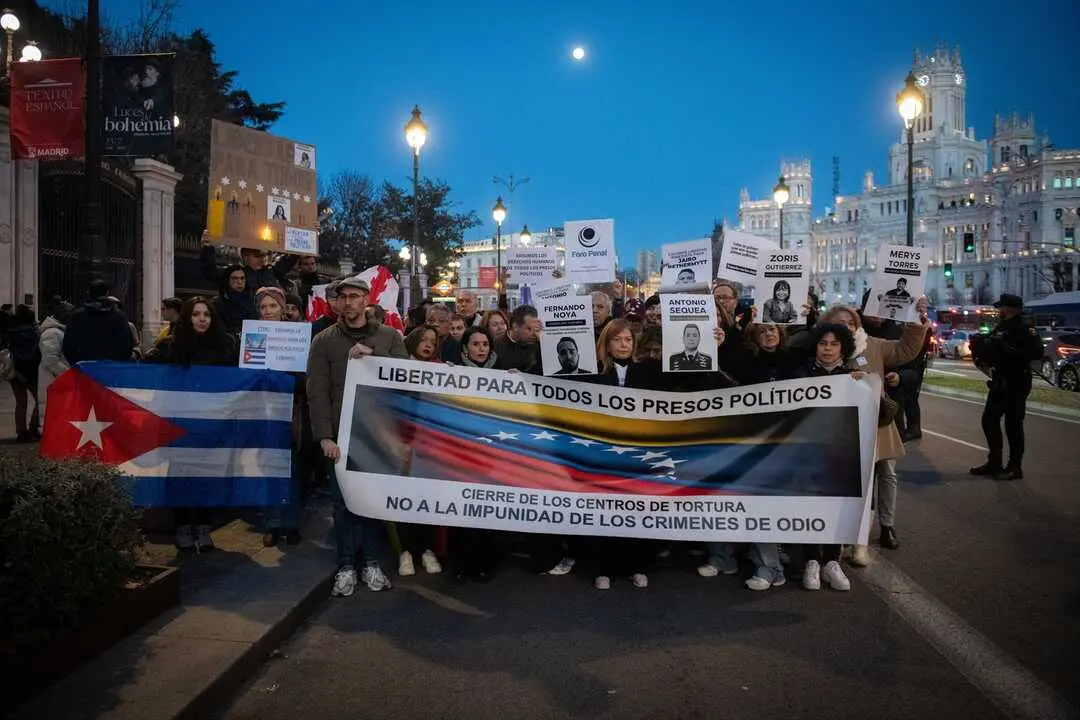 Decenas de personas durante una manifestaci&oacute;n a favor de los presos pol&iacute;ticos y el cierre de los centros de tortura venezolanos. / Fernando S&aacute;nchez