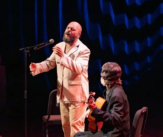 El artista alicantino ofrecer&aacute; un directo marcado por la experimentaci&oacute;n y la mezcla de estilos, consolidando su reputaci&oacute;n como uno de los nombres m&aacute;s arriesgados de la escena musical. / IG / Anne Reitsma