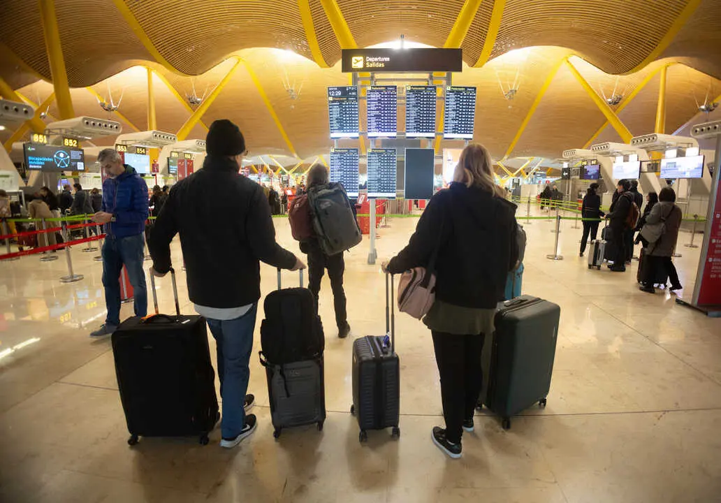 Varias personas en el aeropuerto Adolfo Su&aacute;rez Madrid-Barajas. / EP