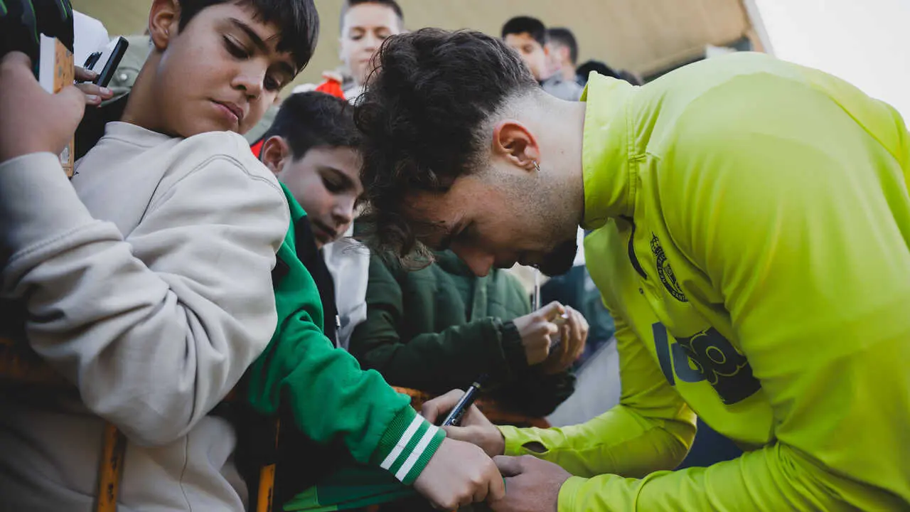 Aplausos, c&aacute;nticos y una conexi&oacute;n total entre equipo y grada marcaron un aniversario que sirvi&oacute; para reforzar la uni&oacute;n en el momento m&aacute;s exigente de la temporada. / RRC