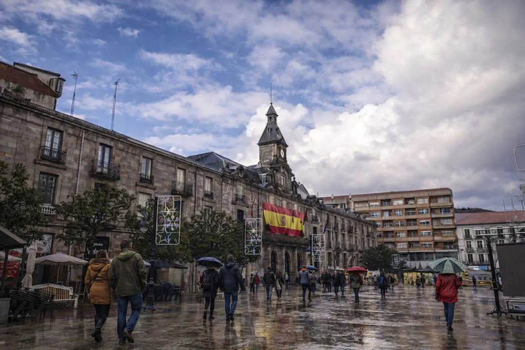 Varias personas caminan por el centro de Torrelavega, en una ciudad que afronta un momento decisivo. / a.e