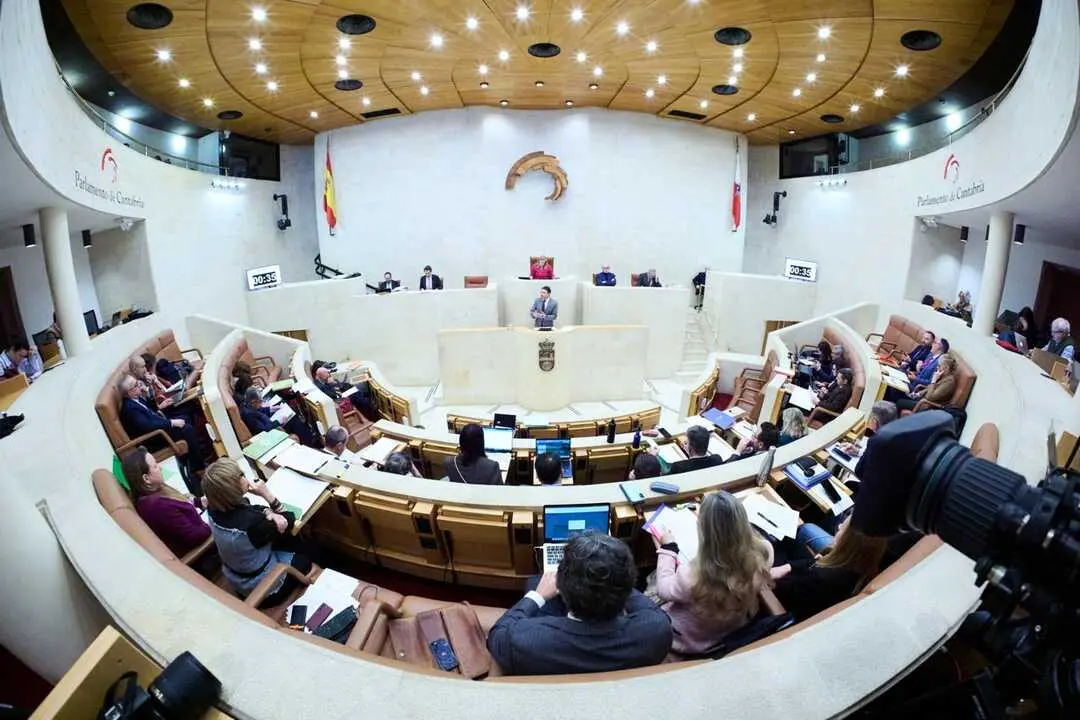 Sesi&oacute;n plenaria del Parlamento de Cantabria en el hemiciclo regional, durante el desarrollo de un debate legislativo en la XI Legislatura. La C&aacute;mara afronta una nueva jornada marcada por reformas legales, iniciativas sociales y proyectos estrat&eacute;gicos para la comunidad.