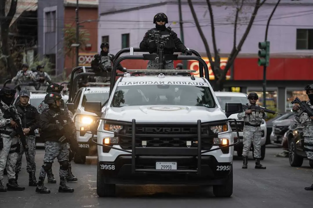 Miembros de las fuerzas especiales de la Guardia Nacional y la Secretar&iacute;a de Seguridad Ciudadana hacen guardia frente a la Fiscal&iacute;a General de M&eacute;xico. / F&eacute;lix M&aacute;rquez
