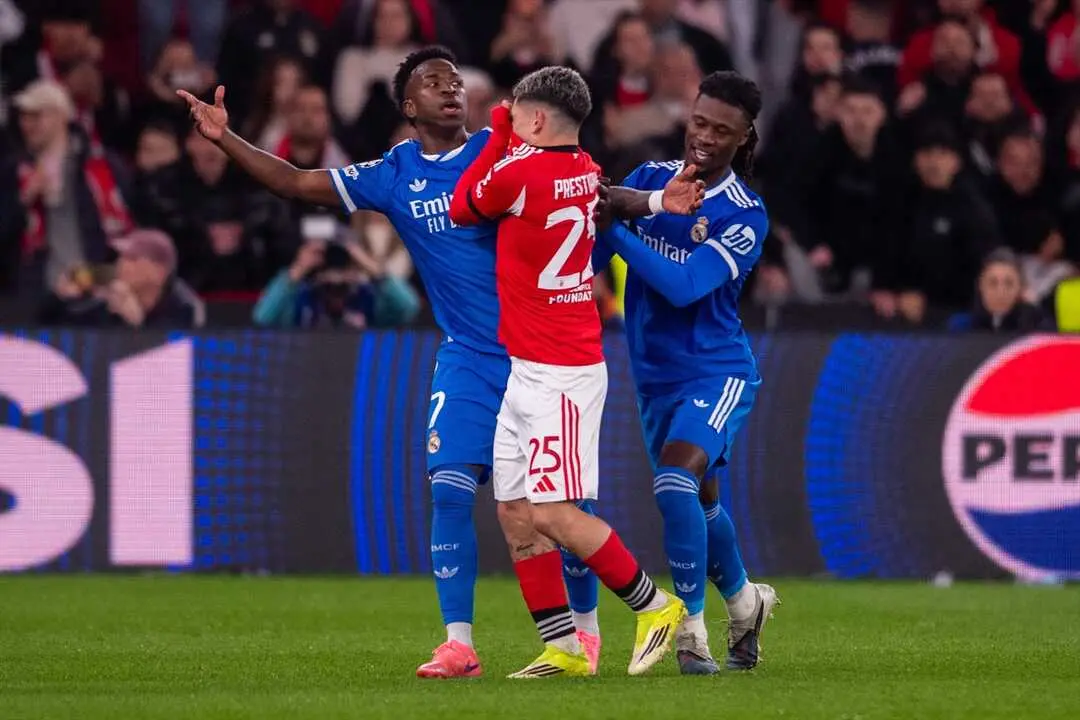 Gianluca Prestianni y Vin&iacute;cius Jr discuten durante el Benfica-Real Madrid del 'playoff' de la Liga de Campeones 25-26. / Miguel Lemos