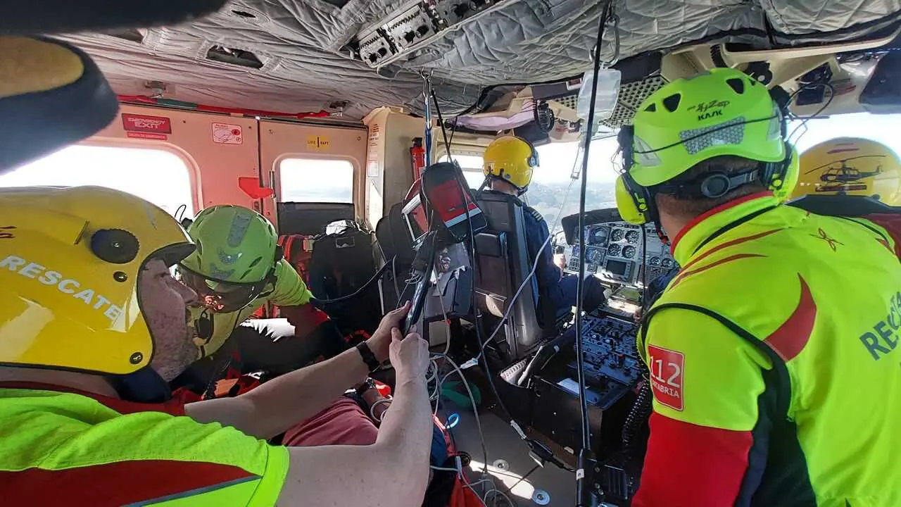 El herido es trasladado al hospital. / 112 Cantabria