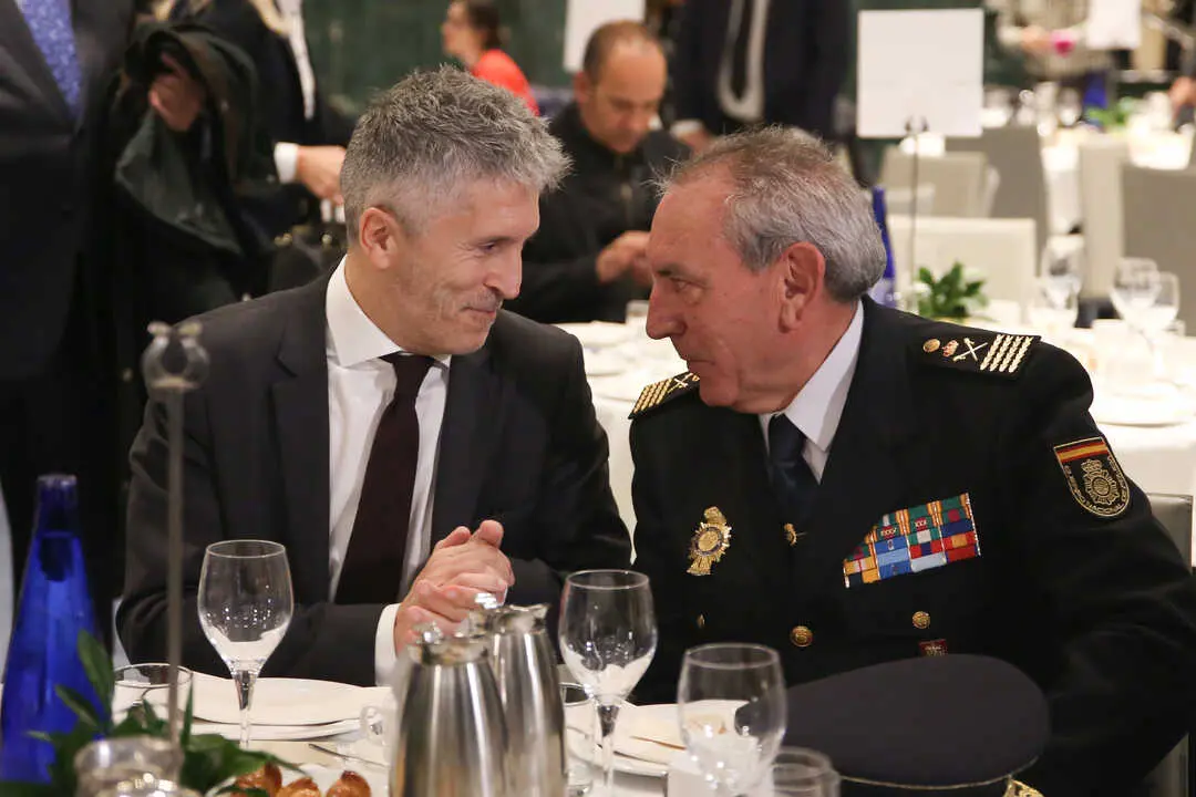El ministro de Interior, Fernado Grande-Marlaska (izquierda) habla con el exDAO de la Polic&iacute;a Nacional, Jos&eacute; &Aacute;ngel Gonz&aacute;lez. / Ricardo Rubio