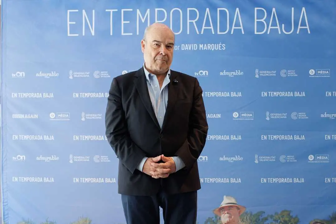 El actor Antonio Resines posa durante el photocall de la pel&iacute;cula &lsquo;En temporada baja&rsquo;. / Alejandro Mart&iacute;nez V&eacute;lez