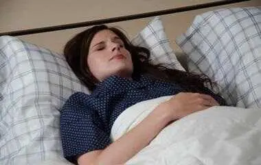 Los despertares entre 2 y 4 se vinculan a cortisol, glucosa, estr&eacute;s y transici&oacute;n hacia sue&ntilde;o ligero. / EP