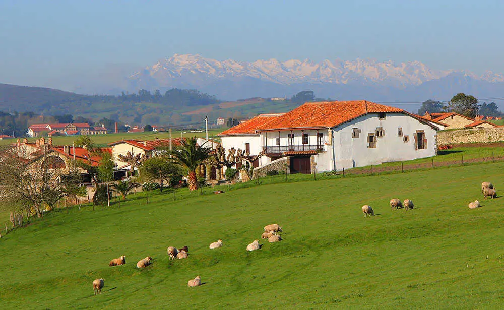 Pocos lugares en Cantabria combinan un salto de agua sobre el mar, ruinas medievales y un balc&oacute;n natural de m&aacute;s de 60 metros de altura en un mismo paisaje. / A.E