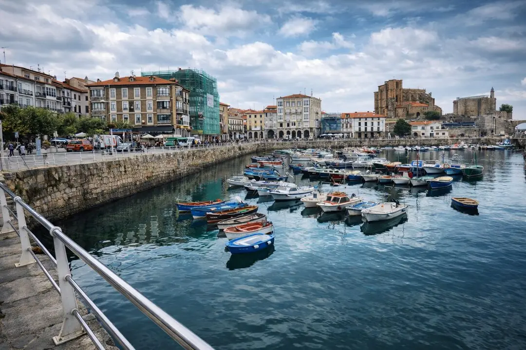 La llegada de un centro de menores a Castro Urdiales marca un nuevo episodio en la gesti&oacute;n migratoria de Cantabria, tras meses de tensi&oacute;n pol&iacute;tica y vecinal. / EP