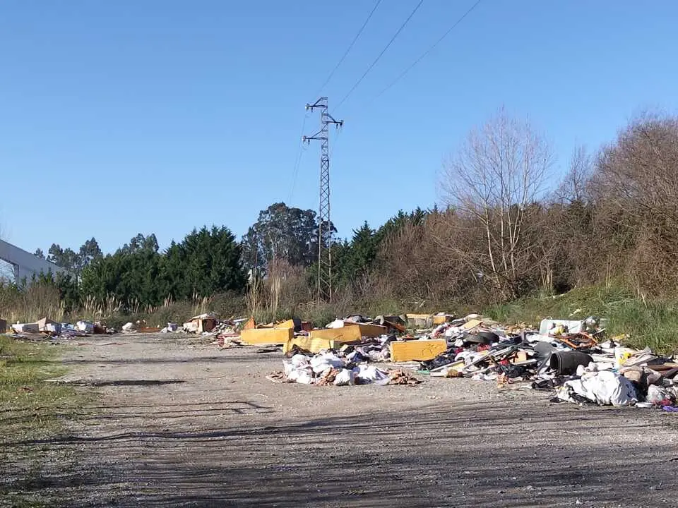 Residuos en el pol&iacute;gono industrial de Riamar de Malia&ntilde;o. / USUARIOS DEL ENTORNO NATURAL DE CAMARGO