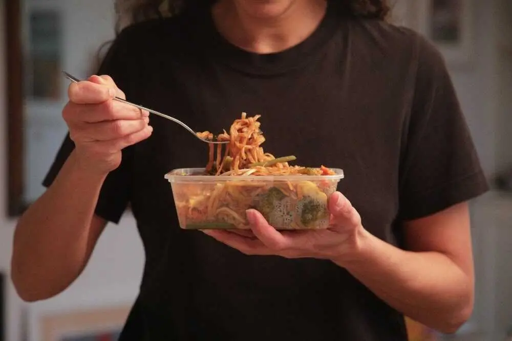 Una persona comiendo un plato preparado de espagueti. / EP