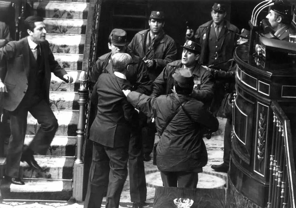 23 de febrero de 1981. El teniente coronel Antonio Tejero irrumpe armado en el Congreso de los Diputados durante la sesi&oacute;n de investidura de Leopoldo Calvo-Sotelo. En la imagen, el general Guti&eacute;rrez Mellado se enfrenta a los golpistas mientras varios guardias civiles tratan de reducirle. Fue uno de los momentos m&aacute;s tensos del intento de golpe de Estado que puso en jaque a la joven democracia espa&ntilde;ola.