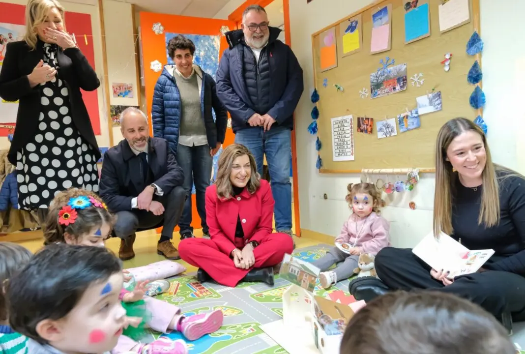 La presidenta de Cantabria, Mar&iacute;a Jos&eacute; S&aacute;enz de Buruaga, durante su visita al Colegio Marcial Solana de Villaescusa con motivo del inicio de las obras de ampliaci&oacute;n del centro, acompa&ntilde;ada por responsables educativos y docentes.