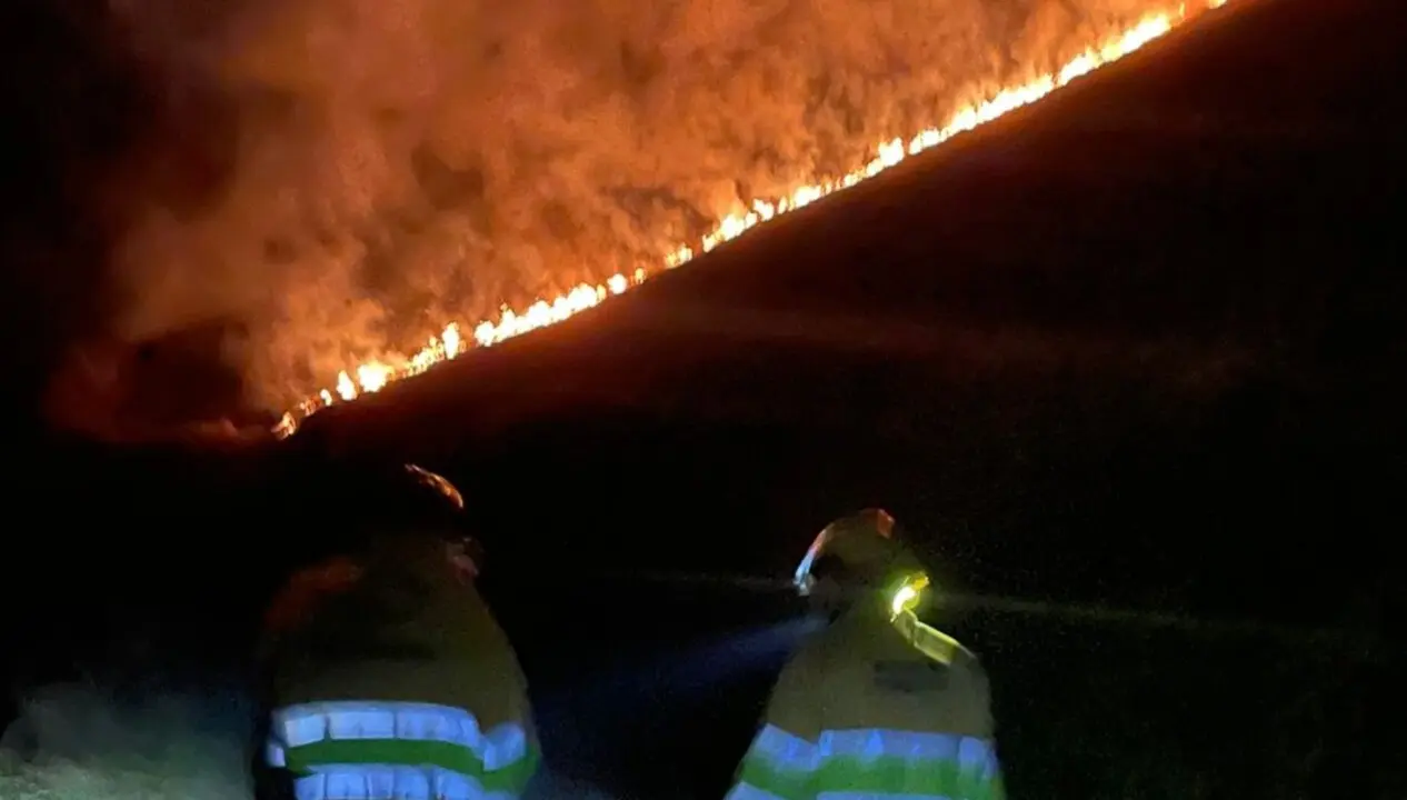 Imagen nocturna de uno de los incendios forestales activos en Cantabria, donde el Gobierno mantiene la preemergencia del Plan #INFOCANT ante la oleada de fuegos y el viento sur.