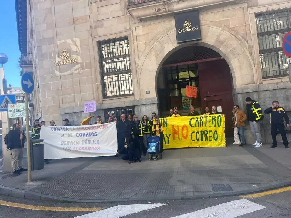 Concentraci&oacute;n de trabajadores de Correos en Torrelavega. / PLANTILA DE CORREOS TORRELAVEGA