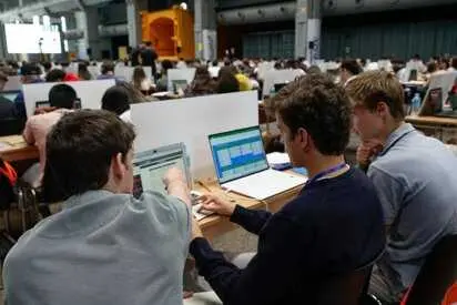 Los j&oacute;venes sostienen el sistema, pero apenas logran acumular estabilidad financiera. / EP