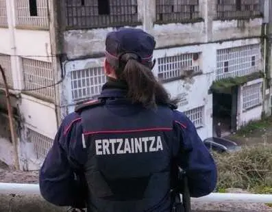 Una agente de la Ertzaintza. / EP
