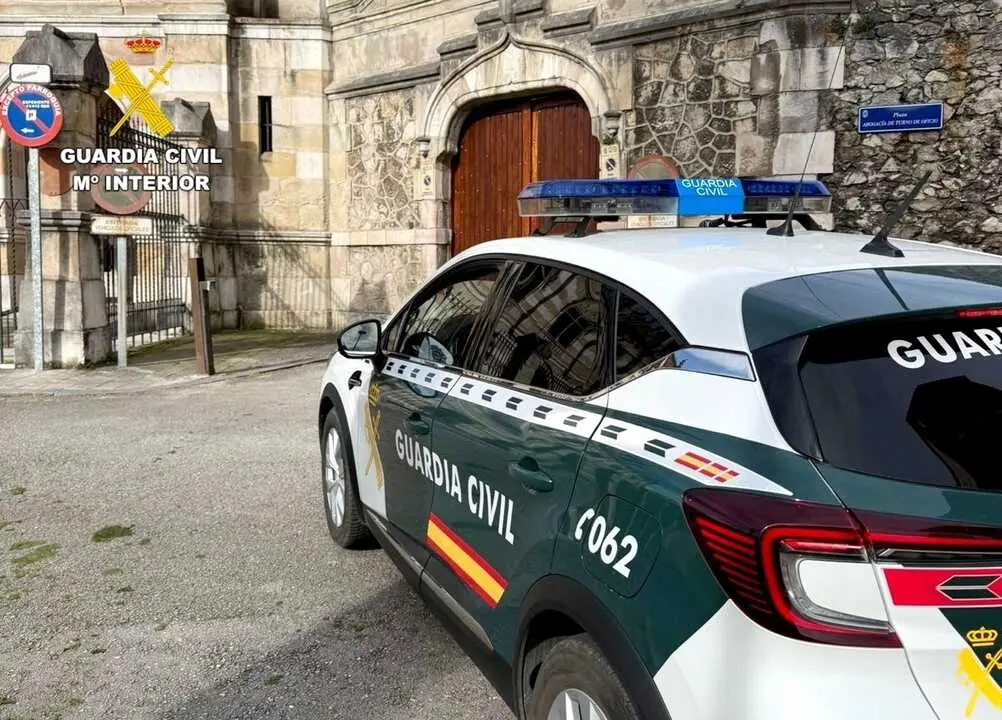 Llegada del veh&iacute;culo de la Guardia Civil a los Juzgados con el detenido. / EP