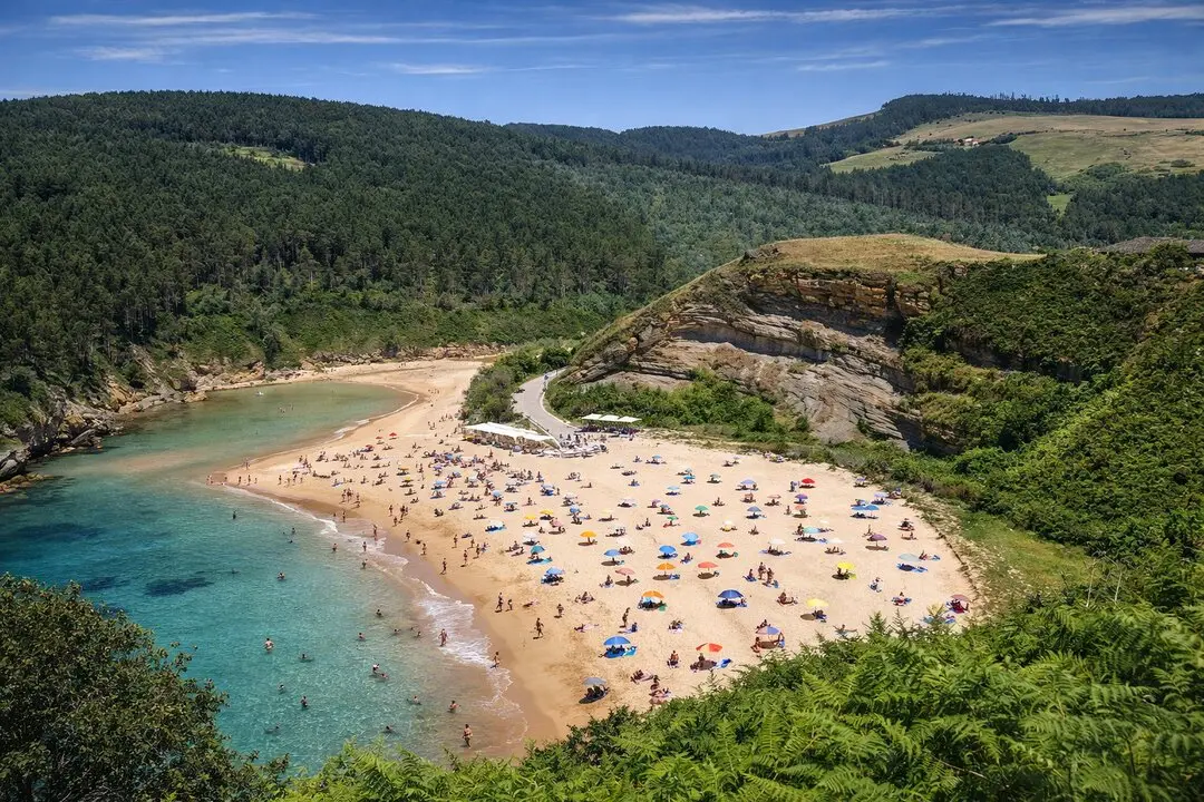 Situada entre formaciones rocosas y vegetaci&oacute;n costera, Galizano destaca por su dimensi&oacute;n y por un oleaje que define su identidad dentro del litoral de Cantabria. / T.C