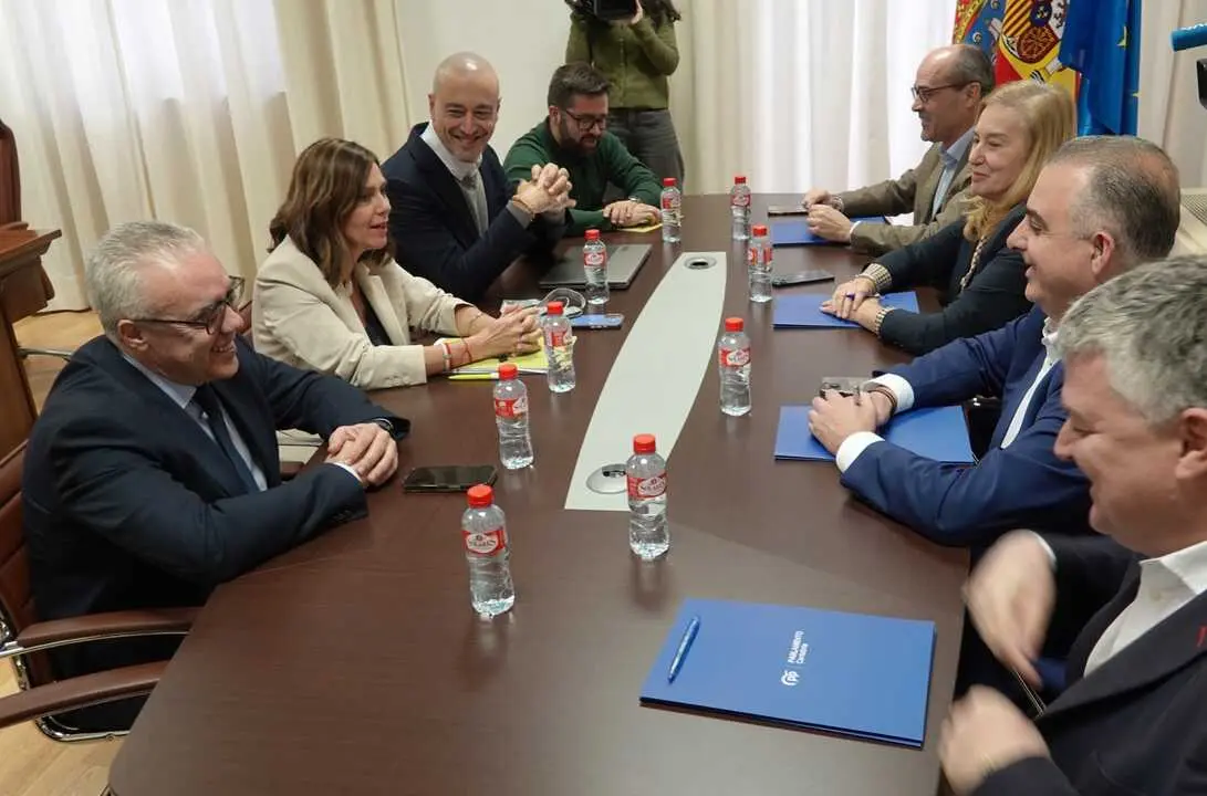 Reunion entre los representantes del PP (d) y del PRC. / alerta