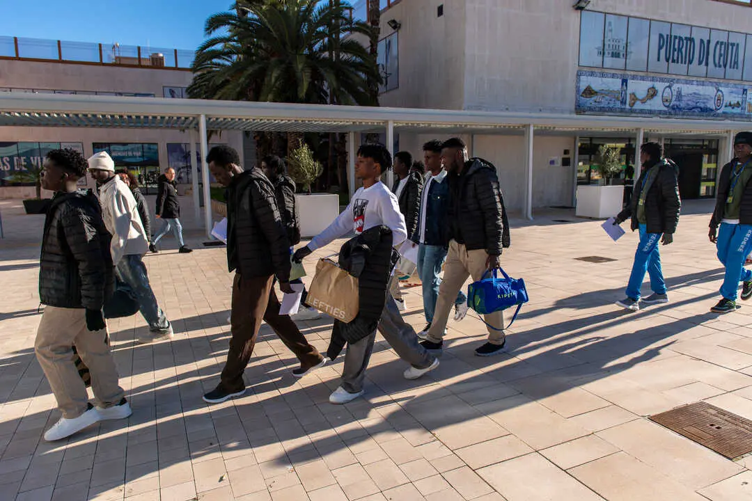 Varias personas a la salida del Centro de Estancia Temporal de Inmigrantes (CETI). / EP