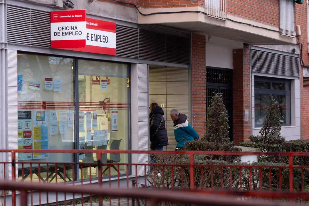 Varias personas hacen cola para entrar en una Oficina de Empleo. / EP