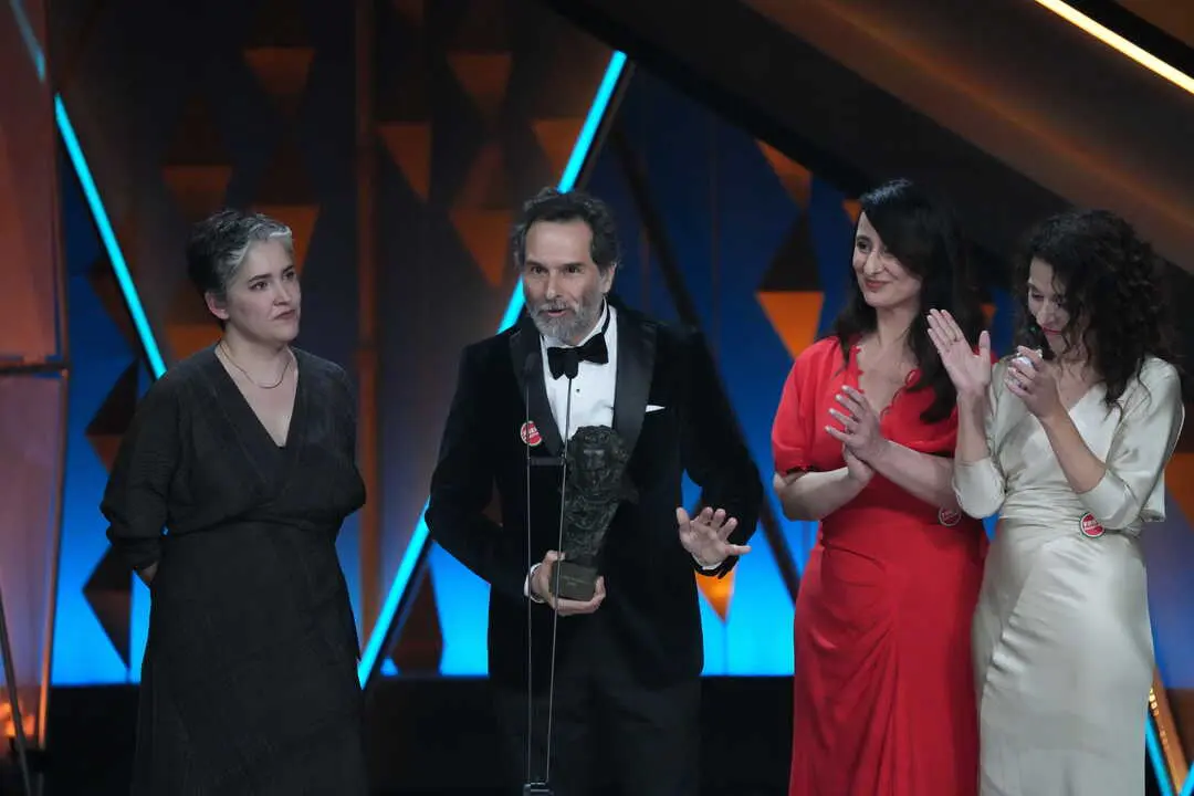 La productora Marisa Fern&aacute;ndez Armenteros recoge el Goya a Mejor Pel&iacute;cula por 'Los domingos'. / EP