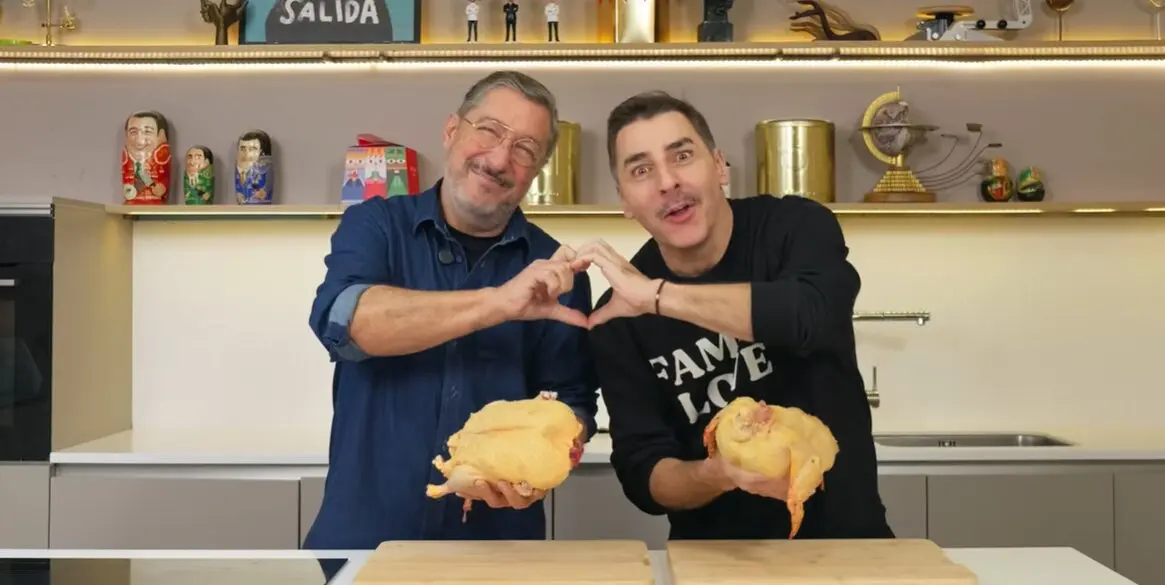 Los Roca presentan un pato-pollo cosido, relleno y horneado con guarnici&oacute;n arom&aacute;tica. / TikTok