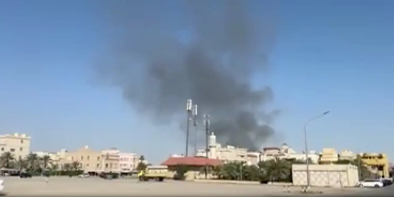 Se vio humo elev&aacute;ndose en las cercan&iacute;as del complejo de la embajada de Estados Unidos en Kuwait despu&eacute;s de que Ir&aacute;n y las milicias apoyadas por Ir&aacute;n atacaron a Israel y a los estados &aacute;rabes con ataques con misiles.