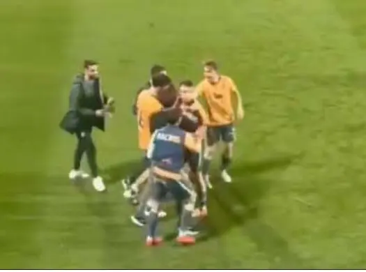 Captura del momento en el que los compa&ntilde;eros se llevan a Vicente tras recibir un botellazo./ x