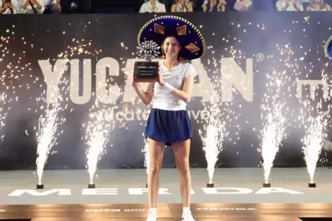 Bucsa, con el trofeo en individuales de M&eacute;rida.