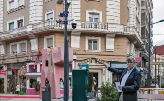 El portavoz de la Plataforma Salvar Torrelavega, &Aacute;ngel Herrreros, se&ntilde;ala las c&aacute;maras de vigilancia de la ZBE de la ciudad.