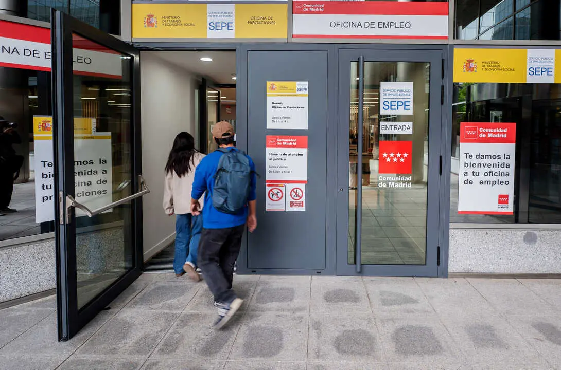 Dos j&oacute;venes entran a una Oficina de Empleo. / EP